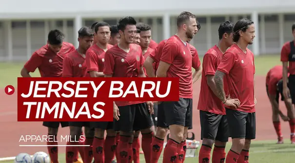 Berita video penampilan tim nasional Indonesia saat berlatih di Stadion Madya dengan jersey apparel Mills.