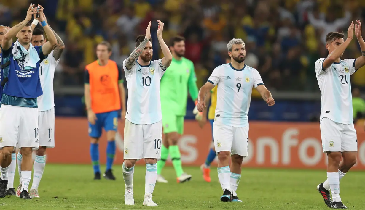 Penyerang  Argentina Lionel Messi (dua kiri) dan rekannya meninggalkan lapangan usai kalah dari Brasil pada semifinal Copa America 2019 di Stadion Mineirao, Belo Horizonte, Brasil, Selasa (2/7/2019). Brasil ke final Copa America 2019 setelah mengalahkan Argentina 2-0. (AP Photo/Natacha Pisarenko)