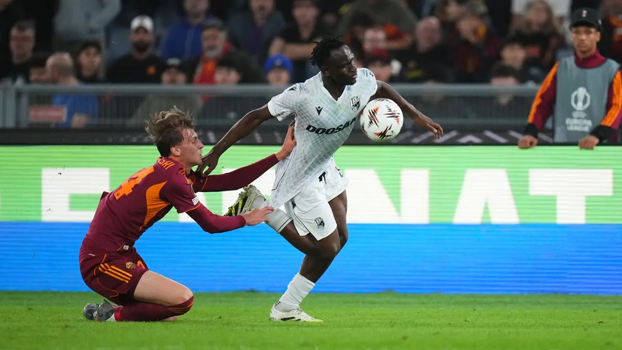 Pemain Viktoria Plzen, Prince Kwabena Adu, lepas dari kawalan pemain AS Roma, Jan Ziolkowski
