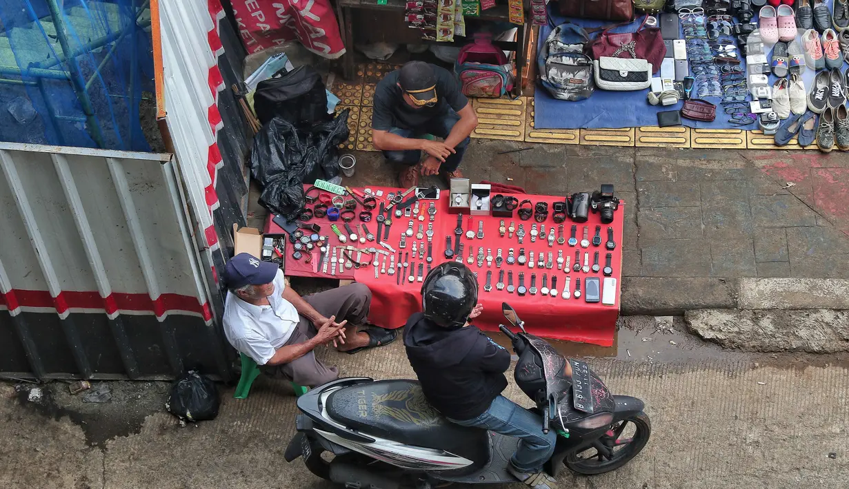 Pengunjung melihat-lihat barang di Pasar Loak Lebayoran Lama, Jakarta, Jumat (9/9/2022). Pasar Loak Kebayoran Lama tetep eksis di tengah maraknya situs jual beli online atau daring. (Liputan6.com/Angga Yuniar)