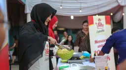 Umi Pipik memasak saat acara 'Gerakan Ibu Memberi Lebih', Jakarta, Rabu (24/6/2015). Rencananya kegiatan ini akan digelar secara serentak di 30 kota di Pulau Jawa pada 5 Juli mendatang (Liputan6.com/Faizal Fanani)