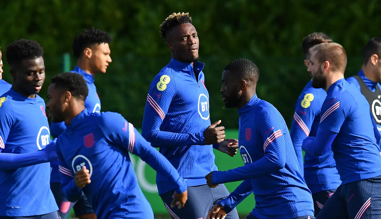 Striker Inggris Tammy Abraham (tengah) melakukan pemanasan dengan rekan satu timnya selama sesi latihan di Hotspur Way Training Ground, Senin (11/10/2021). Inggris akan meladeni Hungaria dalam lanjutan Kualifikasi Piala Dunia 2022 zona Eropa Grup I pada Rabu, 13 Oktober 2021. (Ben STANSALL/AFP)