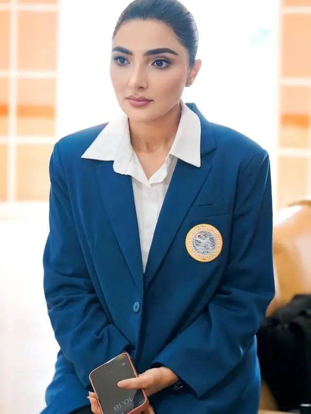 6 Gaya Outfit Ashanty saat Sidang Disertasi S3 di UNAIR, Formal nan Elegan
