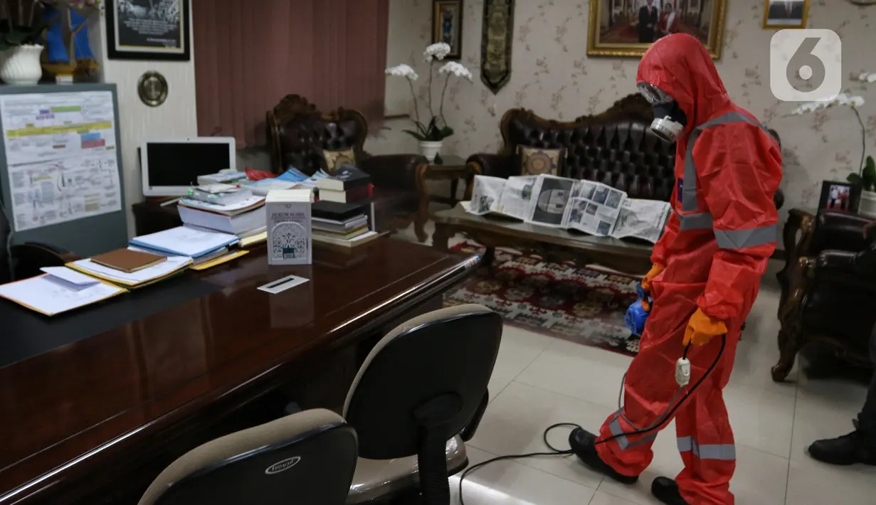 Petugas menyemprotkan disinfektan ruangan di kantor Badan Pengawas Pemilihan Umum (Bawaslu), Jakarta,  Kamis (19/3/2020). Proses sterilisasi menggunakan cairan disinfektan tersebut sebagai salah satu langkah untuk mengantisipasi penyebaran virus Corona COVID-19. (Liputan6.com/Johan Tallo)