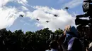 Pesawat tempur menghiasi langit lapangan upacara serah terima jabatan Panglima TNI di Mabes TNI Cilangkap, Jakarta, Sabtu (9/12). Lima pesawat F-16 dan lima pesawat Sukhoi terbang menjadi dua kloter. (Liputan6.com/Faizal Fanani)