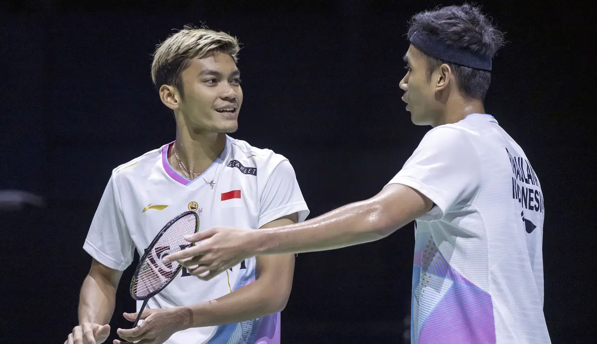 Ganda putra Indonesia, Muhammad Shohibul Fikri (kiri) dan Bagas Maulana saling berkomunikasi saat menghadapi pasangan Inggris, Ben Lane/Sean Vendy pada laga final kejuaraan bulu tangkis Swiss Open 2024 di St. Jakobshalle, Basel, Swiss, Minggu (24/3/2024). Bagas/Fikri kalah dua gim langsung 22-24, 26-28 dan gagal menjadi juara. (Keystone via AP Photo/Georgios Kefalas)