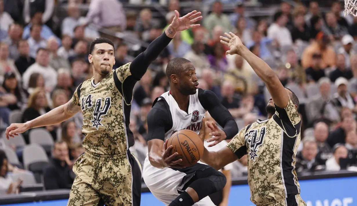 Pemain Miami Heat, Dwyane Wade (3) berusaha melewati hadangan para pemain San Antonio Spurs pada lanjutan NBA di AT&T Center, Texas, Kamis (24/3/2016).  (Reuters/ Soobum Im-USA TODAY Sports)