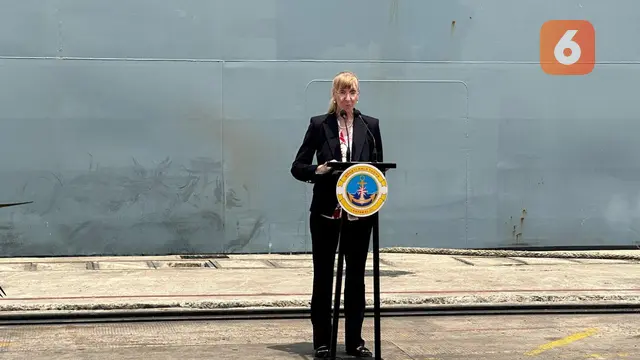 Duta Besar Jerman untuk Indonesia, ASEAN dan Timor Leste Ina Lepel saat menyambut awak kapal di Pelabuhan Tanjung Priok, Jakarta, Kamis (26/9/2024). (Liputan6.com/Benedikta Miranti)