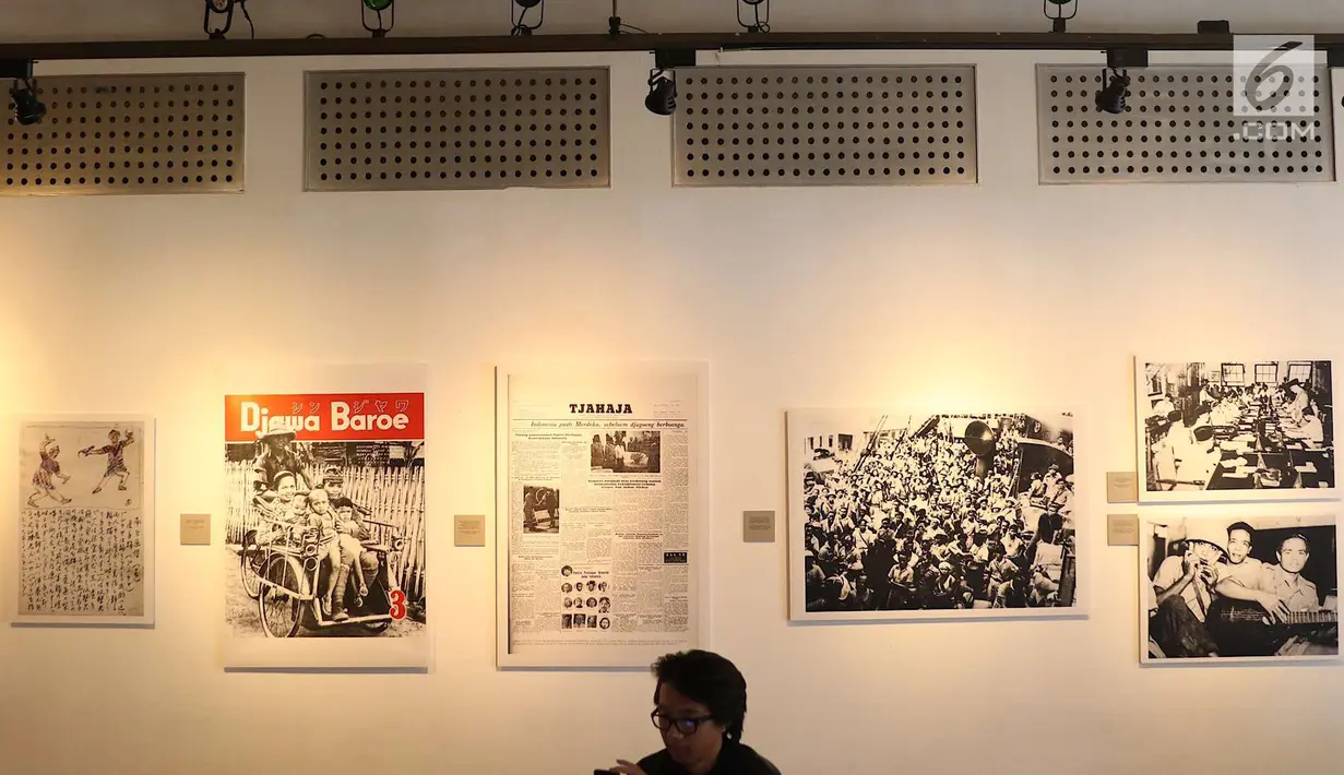 Sejumlah karya dipajang dalam pameran bertajuk “Jagung Berbunga di Antara Bedil dan Sakura” di Galeri Foto Jurnalistik Antara, Pasar Baru, Jakarta, Rabu (15/8). Pameran berlangsung hingga 15 September 2018. (Liputan6.com/Immanuel Antonius)