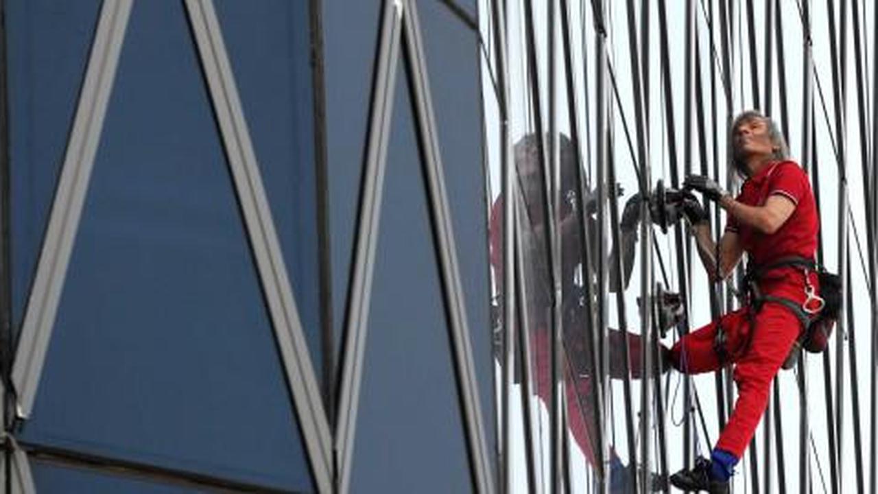 Spiderman' 2 kali jatuh saat panjat Bakrie Tower