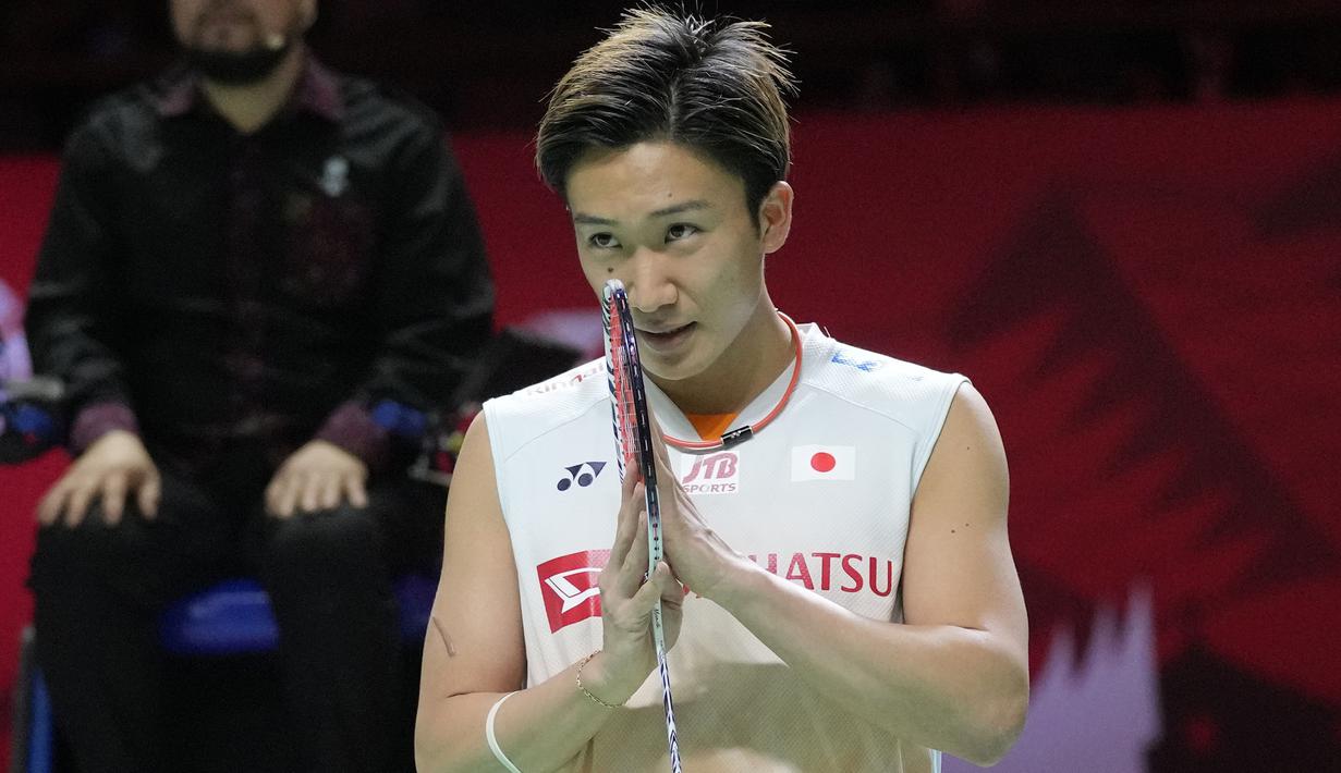 <p>Pebulu tangkis tunggal putra andalan Jepang, Kento Momota memutuskan mundur dari turnamen usai mengalami cedera punggung saat melawan wakil India, Lakshya Sen. Momota bahkan tak mampu melihat shuttlecock saat melakukan pukulan backhand. (AP/Dita Alangkara)</p>