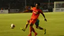 Dani Saputra (Persija - depan) mencoba menahan laju serangan pemain Gresik United saat berlaga di stadion GBK Jakarta, (29/4/2014). (Liputan6.com/Helmi Fithriansyah)