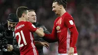 Kapten Manchester United (MU) Wayne Rooney (tengah) memberi selamat kepada Zlatan Ibrahimovic dan Ander Herrera menyusul kemenangan atas Southampton pada final Piala Liga Inggris, Senin (27/2/2017) dinihari WIB. (AP Photo/Kirsty Wigglesworth)