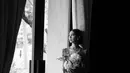 Aktris Sheila Dara Aisha terlihat anggun pancarkan aura calon pengantin dalam balutan kebaya kutubaru warna salem dan rok batik jarik. (Instagram/sheiladaisha).