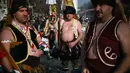 Sejumlah pria mengenakan kostum saat mengikuti Festival Internasional Masquerade Games di Pernik, Bulgaria (28/1). Para peserta selain mengenakan topeng dan kostum mereka juga membawa lonceng. (AFP/Nikolay Doychinov)