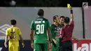 Pemain PSMS, Rchmad Hidayat melakukan protes kepada wasit saat melawan Bhayangkara FC pada lanjutan Go-Jek Liga 1 Indonesia bersama Bukalapak di Stadion PTIK, Jakarta, Jumat (3/8). Babak pertama Bhayangkara unggul 2-0. (Liputan6.com/Helmi Fithriansyah)