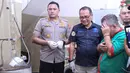 Polisi memperlihatkan tersangka  pembuat sabu di Perum Metland, Cipondoh, Kota Tangerang, Rabu (8/8). Polisi menyita sabu setengah jadi, bahan pembuat sabu, alat pembuat sabu dan sabu siap edar. (Liputan6.com/Fery Pradolo)
