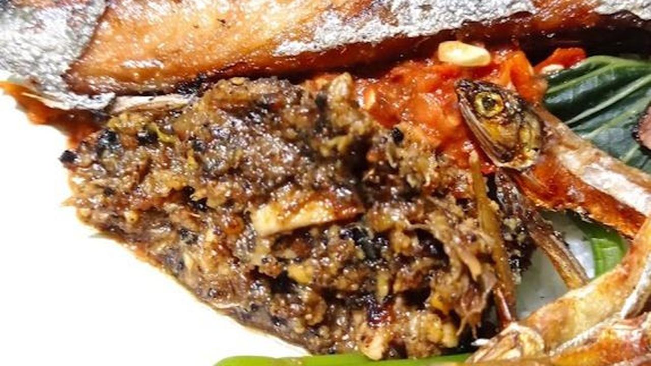 Warung Legendaris di Pasar Surabaya Cuma Jualan Nasi Sambal tapi Selalu Ramai Pembeli, Penjualnya Tak Berhenti Ngulek