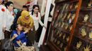 Menteri Sosial Khofifah Indar Parawansa melihat 1000 cap tangan wanita pejuang 45 di gedung Joang, Jakarta, Jumat (15/12). 1000 cap telapak tangan tersebut dipamerkan untuk mengenang para wanita pejuang 45. (Liputan6.com/Helmi Afandi)