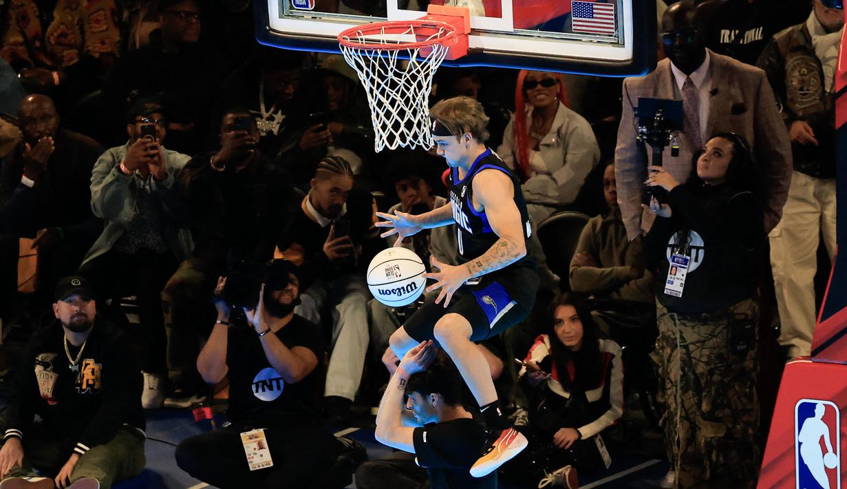Aksi pemain Osceola Magic, Mac McClung saat kontes Slam Dunk di NBA All Star 2024 di Lucas Oil Stadium, Indianapolis, Amerika Serikat, Minggu (18/02/2024). (AFP/Getty Images/Justin Casterline)