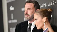 Ben Affleck dan Jennifer Lopez menghadiri Perayaan ELLE 2023 Women in Hollywood yang Dipersembahkan oleh Ralph Lauren, Harry Winston, dan Viarae di Nya Studios pada 05 Desember 2023 di Los Angeles, California. (Charley Gallay/AFP)