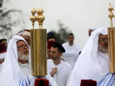  Anggota sekte Samaritan saat melakukan kegiatan ziarah tradisional untuk menandai liburan Paskah di Gunung Gerizim, Nablus, (27/4). Samaritan adalah nama sebuah komunitas agama kuno yang memisahkan diri dari agama Yahudi.( REUTERS / Abed Omar Qusini)