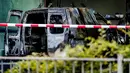 Sebuah mobil van hangus setelah menabrak pintu depan gedung tempat surat kabar ternama Belanda, De Telegraaf di Amsterdam, Selasa (26/6). Meski tak menimbulkan korban, namun aksi tabrakan itu menyebabkan kerusakan pada gedung. (KOEN VAN WEEL/ANP/AFP)