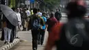 Sejumlah karyawan berjalan kaki untuk menuju kantornya di sekitar kawasan Bundaran HI, Jakarta, Rabu (22/4/2015). Sejumlah jalan utama di Jakarta ditutup total untuk sementara waktu terkait puncak Konferensi Asia-Afrika (KAA). (Liputan6.com/Faizal Fanani)
