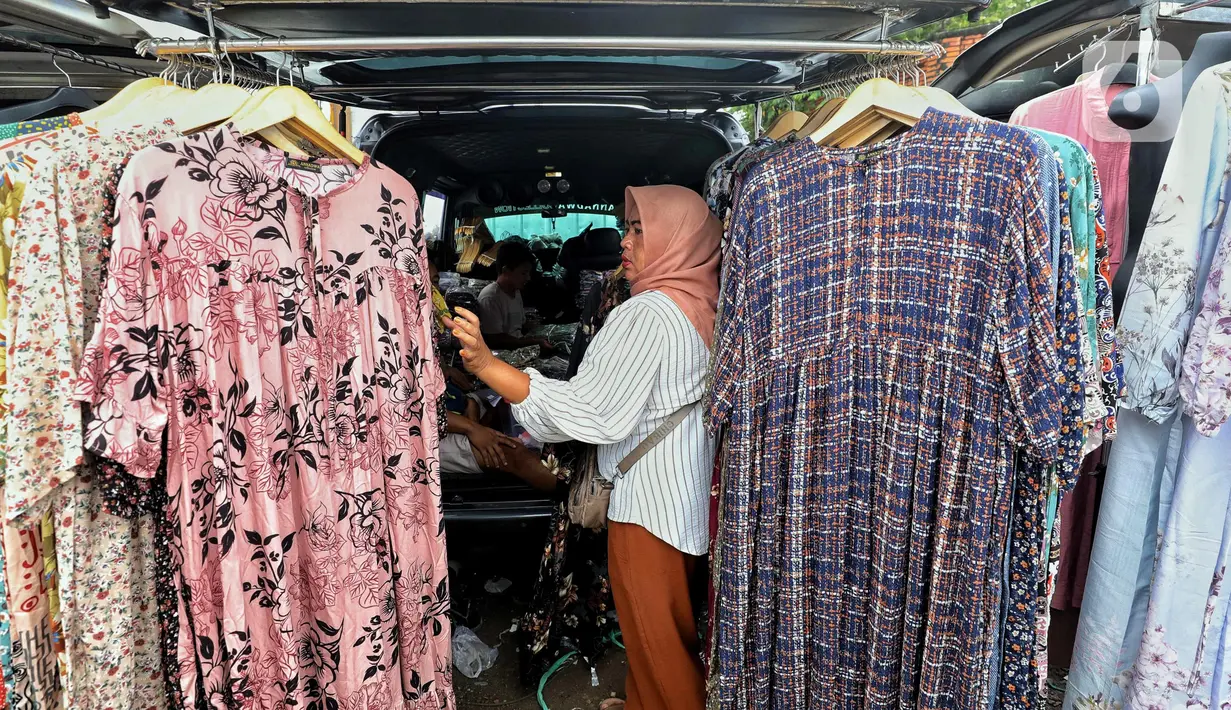 Adapun pakaian yang paling diminati masyarakat menjelang Ramadan dan Idul Fitri adalah baju gamis katun. (Liputan6.com/Angga Yuniar)