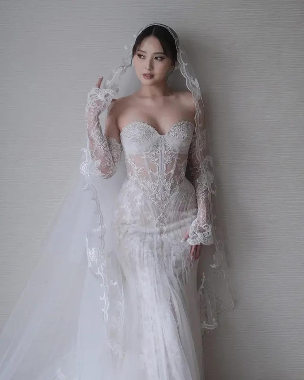 6 Potret Gaun Pengantin Mewah Nita Vior Saat Pemberkatan-Resepsi Pernikahan, Usung Konsep Internasional Serba Putih
