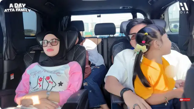 6 Detail Outfit Kasual Aurel Hermansyah Antar Ameena di Hari Pertama Sekolah