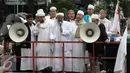 Ketua FPI Habib Muhammad Rizieq Shihab saat mengelar aksi di depan Gedung KPK, Jakarta, Senin (4/4) Dalam Aksinya tersebut mendesak agar di periksannya Gubernur Jakarta, Ahok terkait Korupsi Rs Sumber waras. (Liputan6.com/Helmi Afandi)