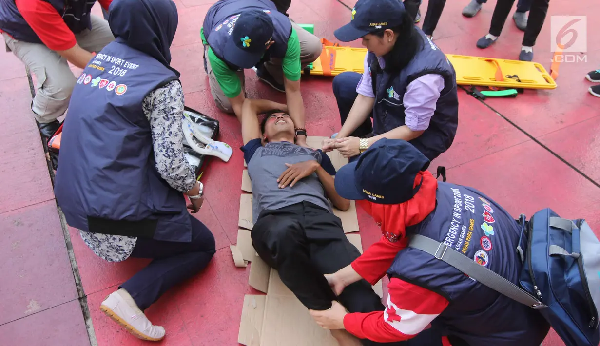 Tenaga medis melakukan simulasi penanganan cedera pada atlet Asian Games 2018 di Kantor Kemenkes, Jakarta, Rabu (4/4). Kemenkes berharap, adanya simulasi ini para tenaga kesehatan dapat bekerja profesional dan optimal. (Liputan6.com/Arya Manggala)