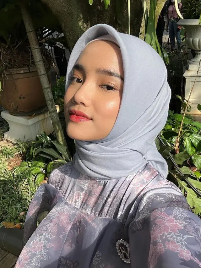 Fuji tampil menggunakan hijab