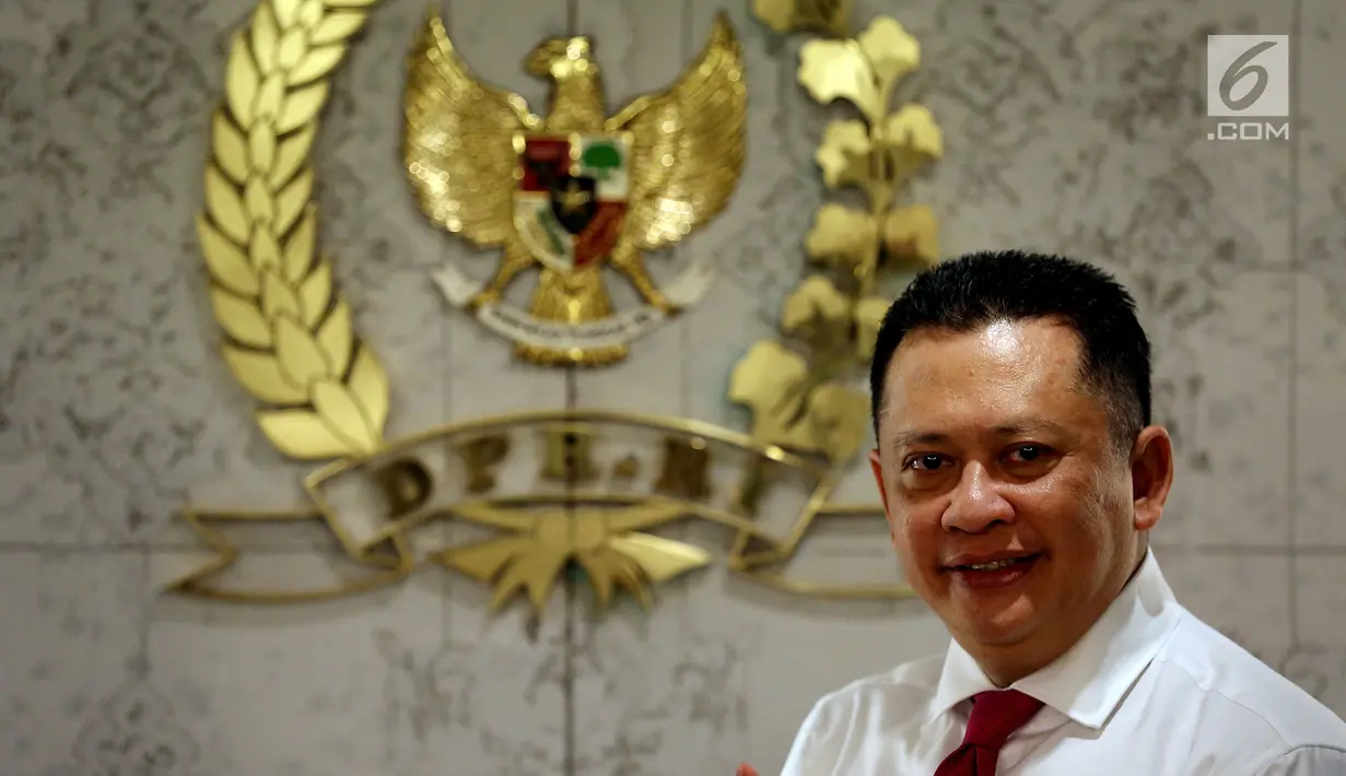 Ketua DPR Bambang Soesatyo saat sesi foto usai terpilih sebagai Ketua DPR di Kompleks Parlemen, Senayan, Jakarta, Rabu (17/1).  Bambang mempersilakan anggota DPR untuk melontarkan kritik. (Liputan6.com/JohanTallo)
