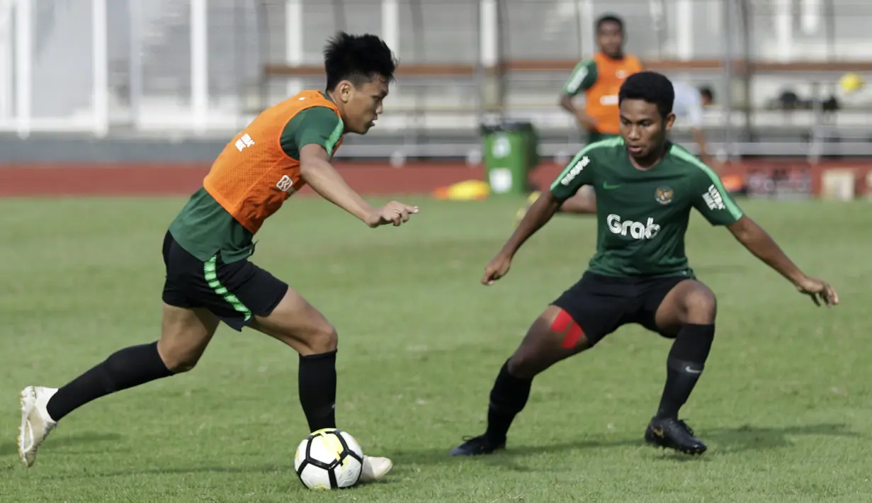 Pemain Timnas Indonesia U-23, Feby Eka Putra, menggiring bola saat internal game di Stadion Madya, Jakarta, Jumat(8/3). Latihan ini merupakan persiapan jelang kualifikasi Piala AFC U-23 di Vietnam. (Bola.com/Yoppy Renato)
