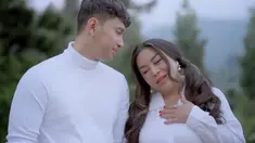 Dalam unggahannya, Anisa dan Edwin tampak mesra dalam balutan konsep prewedding bernuansa alam. Mereka berpose romantis di tengah pemandangan hijau yang asri dan penuh kehangatan. Kesan intim dan elegan terpancar dari setiap foto yang dibagikan kepada publik. (Liputan6.com/IG/@anisa_bahar_new)