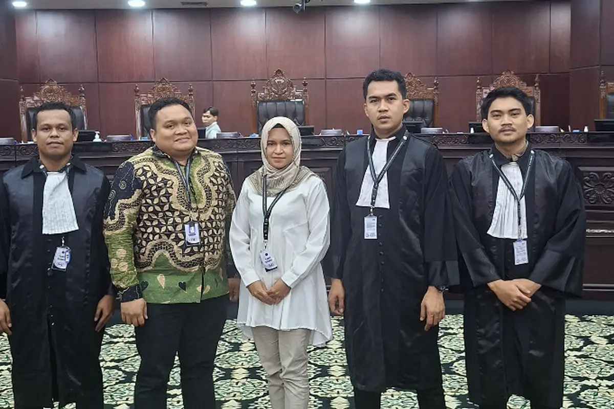 Yunita Utami Panuntun (Komisioner KPU Kota Bekasi periode 2018–2023) dan Mahadi Rahman Harahap (Komisioner KPU Kota Depok periode 2018–2023). menggugat batas usia KPU ke MK. (Istimewa)