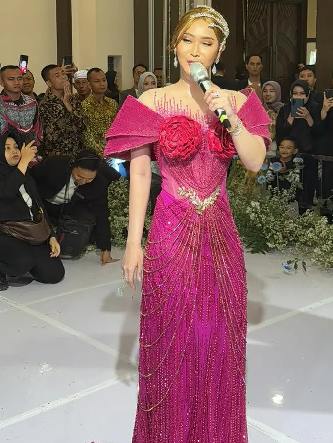 Potret Inul Daratista tampil di acara pernikahan anak Sultan Pamekasan Madura (Sumber: Instagram/inul.d)