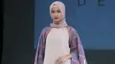 Seorang model berpose saat membawakan rancangan Ria Miranda yang bertema Dejavu di Hall Senayan City, Jakarta, Sabtu (10/12). Desainer Ria Miranda, memamerkan 5 koleksi dalam The Fourth Annual Trend Show 2017. (Liputan6.com/Herman Zakharia)
