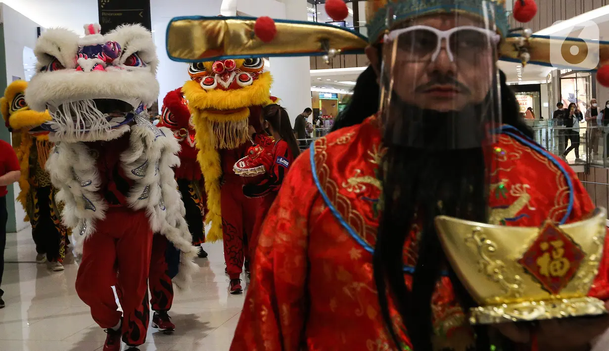 Kelompok Barongsai beraksi menghibur pengunjung untuk merayakan Tahun Baru Imlek 2572 di Senayan City mall, Jakarta, Jumat (12/2/2021). Selain menghibur, atraksi barongsai juga dipercaya masyarakat Tionghoa mampu mengusir roh-roh jahat yang mengganggu. (Liputan6.com/Johan Tallo)