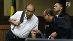 Mantan Dirut Jasindo, Budi Tjahjono (kiri) saat jeda sidang dugaan korupsi komisi fiktif agen PT Asuransi Jasindo dalam pengadaan asuransi pada BP Migas-KKKS 2010-2012 dan 2012-2014 di Pengadilan Tipikor, Jakarta, (16/1). (Liputan6.com/Helmi Fithriansyah)