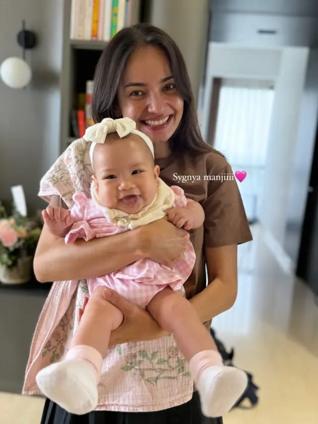 7 Potret Kejutan Ultah Enzy Storia dari Sahabat, Seru Pakai Kaos Gambar Kentang