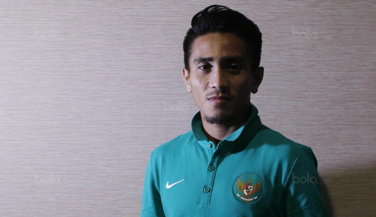 Pemain Timnas Indonesia, Taufiq, berpose saat berada di hotel jelang  laga uji coba internasional di Bekasi, Selasa (4/10/2017). Indonesia akan berhadapan melawan Kamboja. (Bola.com/M Iqbal Ichsan)