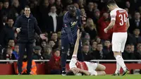 Rahang kapten Arsenal, Laurent Koscielny patah usai diinjak striker MU, Romelu Lukaku. (AP Photo/Matt Dunham)
