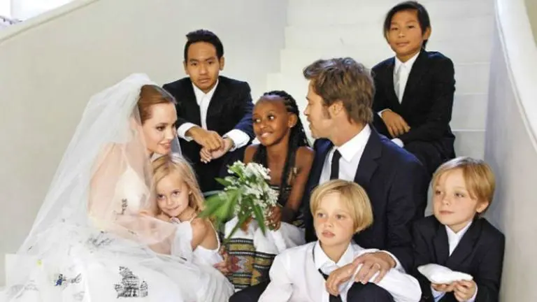Angelina Jolie dan Brad Pitt bersama enam anaknya (E!)