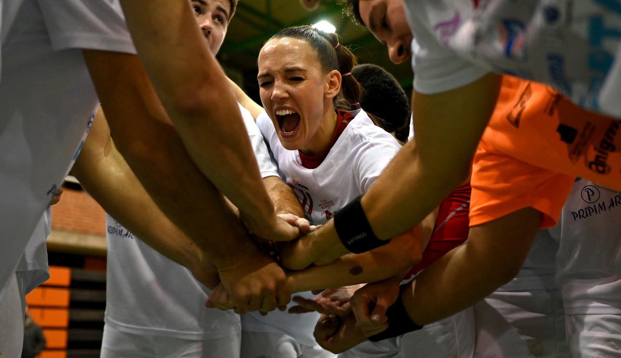 Pemain Spanyol Club Balonmano Albacete, Mireia Rodriguez berselebrasi dengan timnya setelah menang pada pertandingan pertamanya melawan Cabanillas di Albacete pada 6 November 2021. Mireia Rodriguez adalah wanita pertama yang bergabung dengan tim bola tangan pria profesional. (GABRIEL BOUYS / AFP)