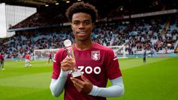 Carney Chukwuemeka. Gelandang Aston Villa berkebangsaan Inggris ini menjalani debutnya di Premier League dalam laga melawan Tottenham Hotspur di pekan ke-37 pada 21 Februari 2021. Ia berusia 17 tahun, 6 bulan dan 29 hari dalam laga tersebut. (AVC.co.uk)