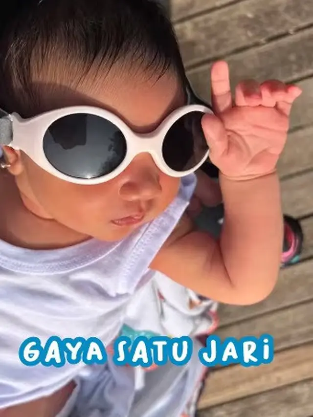 Potret baby Ara putri Irish Bella dan Ammar Zoni saat berjemur. (Foto: Instagram/@araputisabai)