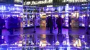 Orang-orang memotret "Emergence" oleh This Is Loop, sebagai bagian dari festival Winter Lights di Canary Wharf, di London, Rabu (18/1/2023). Festival Winter Lights kembali ke Canary Wharf untuk pertama kalinya sejak 2020. (AP Photo/Alberto Pezzali)